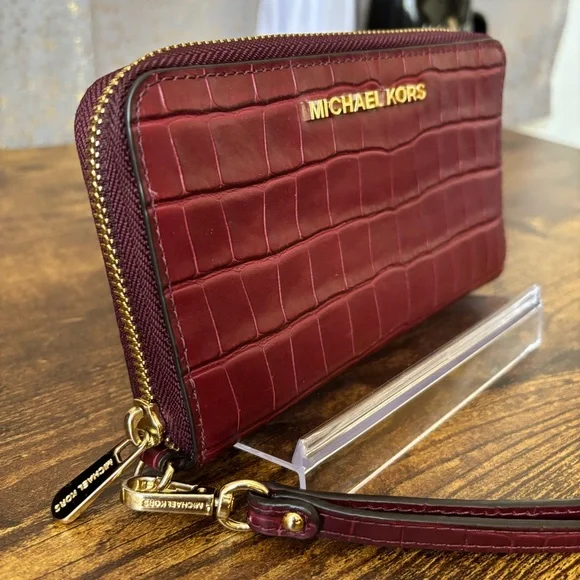 Michael Kors Jet Set smartphone wristlet burgundy crocodile-embossed design - Picture 2 of 13